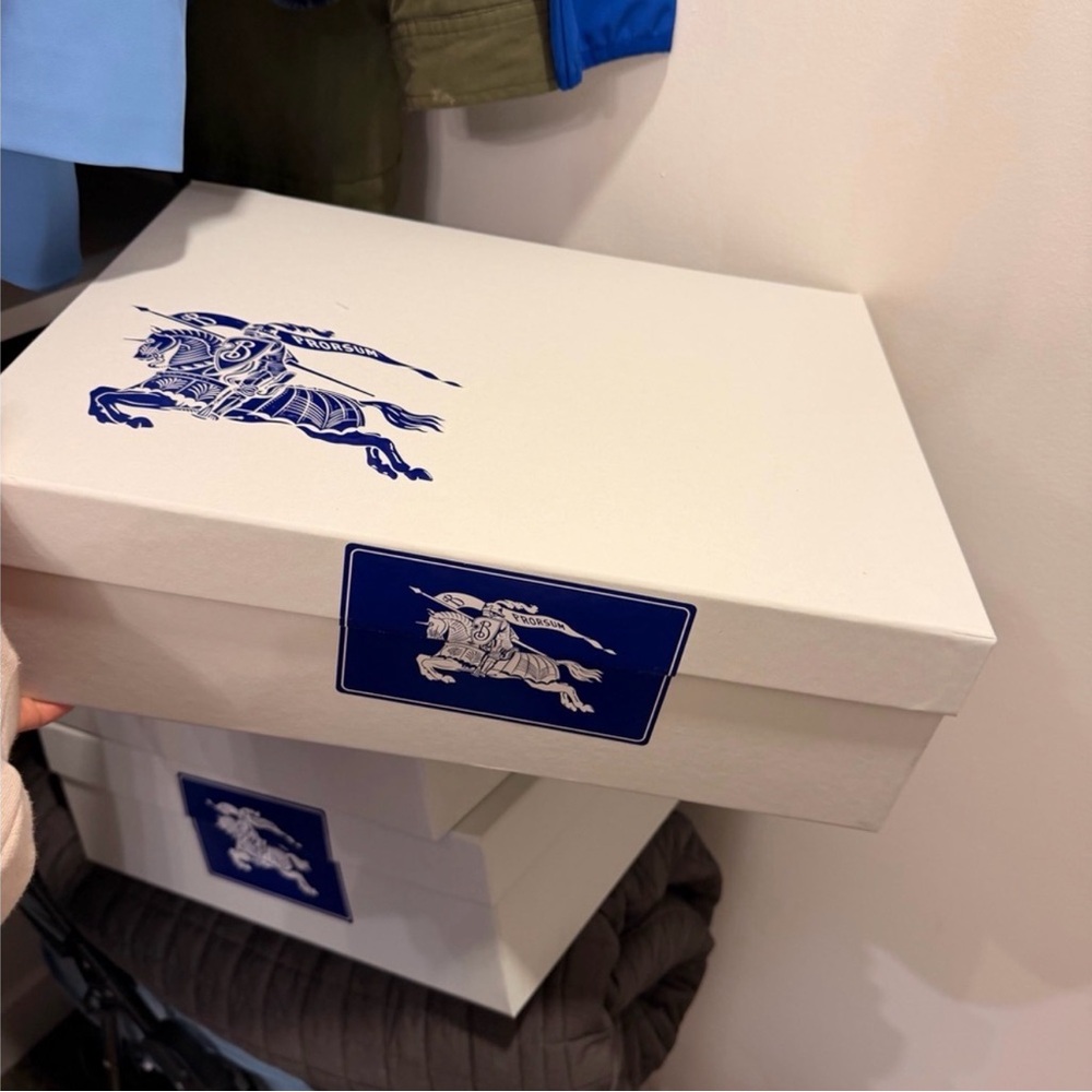 Burberry empty boxes with tissue